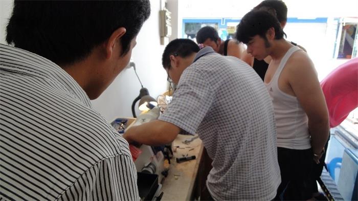 给精雕班学员亲自做示范