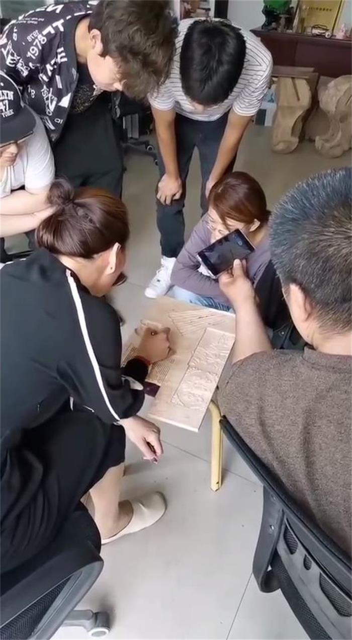 现场分析学员雕刻作品